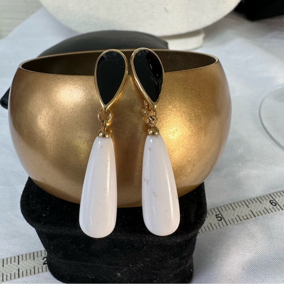 Vintage 70’s 80’s white drop dangle earrings - Picture 7 of 8